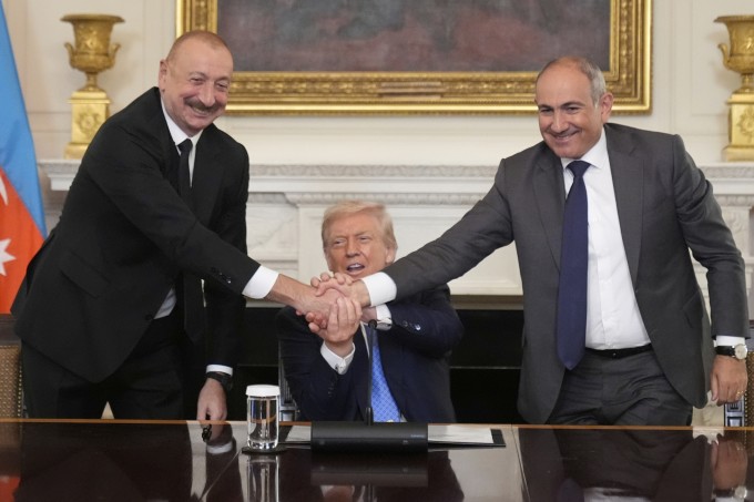 Từ trái qua: Tổng thống Azerbaijan Ilham Aliyev, Tổng thống Mỹ Donald Trump và Thủ tướng Armenia Nikol Pashinyan tại Nhà Trắng ngày 8/8. Ảnh: AP
