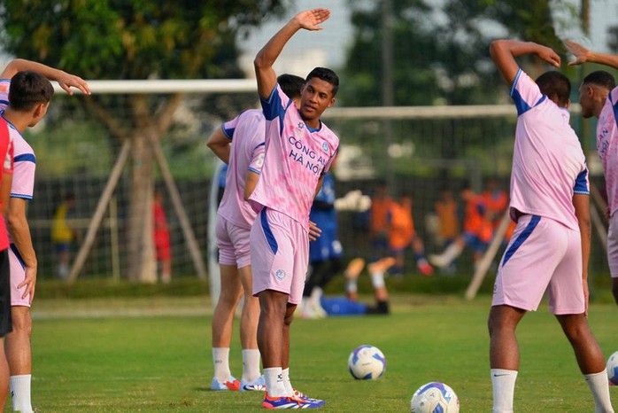 Cầu thủ Việt kiều Adou Minh (giữa). Ảnh: CLB CAHN