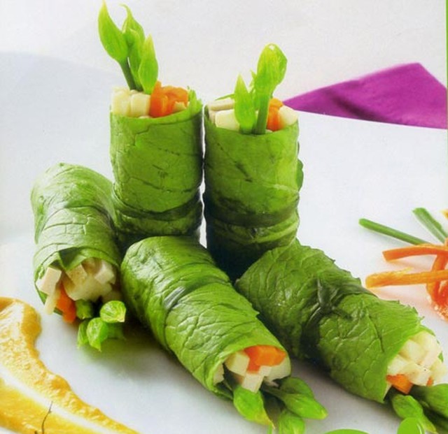 Trải lá cải xanh ra, để lên 1 lớp rau xà lách, bún, cà rốt, mì căn, chả lụa chay, bỗng rượu thính, cuộn tròn lại, dùng cọng hẹ buộc chặt. Cuốn cải cay rồi dùng liền với nước mắm chay.