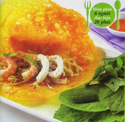 Làm nóng dầu ăn, cho hành tây vào xào chín tái. Múc 2 thìa súp bột, láng đều chảo, cho nhân bánh vào đậy nắp khoảng 3-4 phút. Mở nắp ra, dùng xẻng lóc bánh, gấp đôi, để thêm 3 phút cho bánh chín. Khi ăn cho củ cải, cà rốt vào nước mắm chua ngọt. Bánh xèo ăn kèm với lá cải xanh, rau thơm các loại.