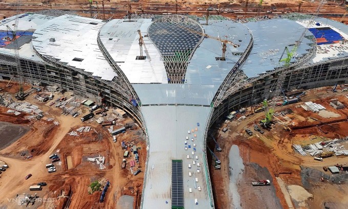 Nhà ga hành khách sân bay Long Thành đang hoàn thiện phần lợp mái, tháng 8/2025. Ảnh: Phước Tuấn