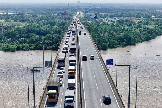 Ùn ứ trên cầu Long Thành thuộc cao tốc TP HCM - Long Thành - Dầu Giây, năm 2024. Ảnh: Giang Anh