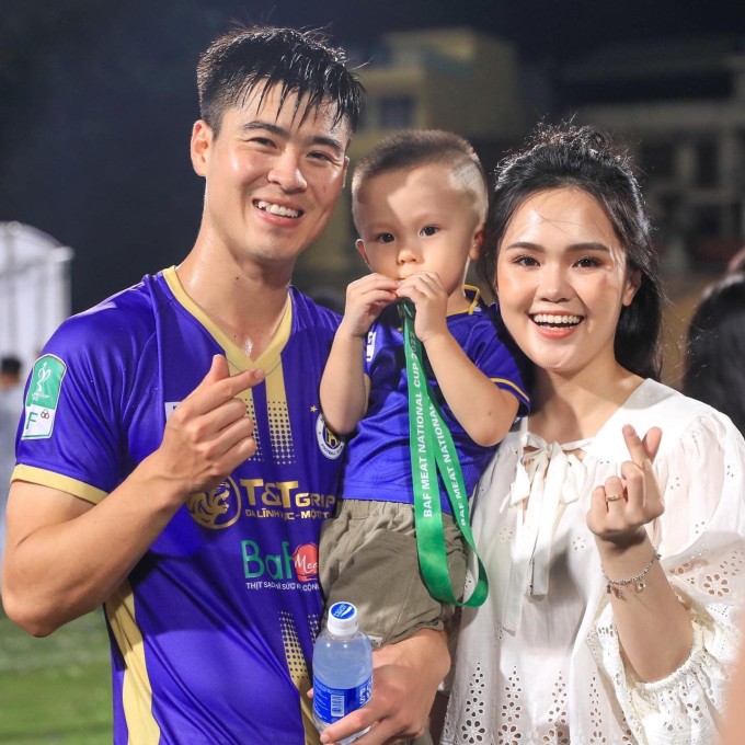Gia đình Duy Mạnh trong một lần mừng CLB Hà Nội vô địch V-League