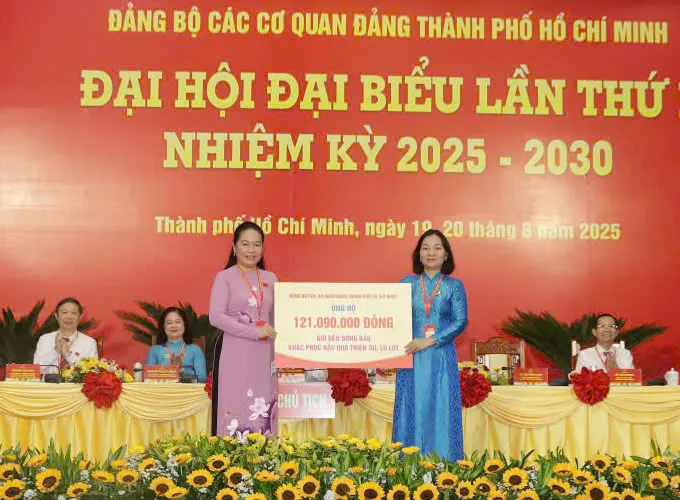 Đại hội đã quyên góp hơn 120 triệu để ủng hộ đồng bào bị thiên tai, lũ lụt. Ảnh: THANH THÙY