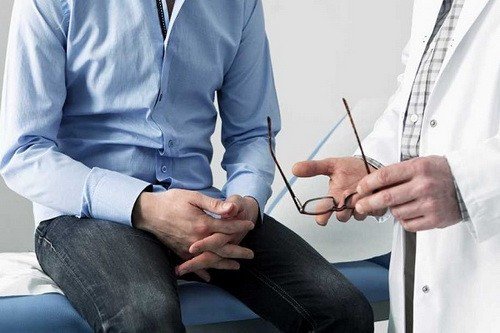 Đau tinh hoàn là một dấu hiệu phổ biến thường gặp ở hầu hết các bệnh lý tinh hoàn, mỗi người nam giới ít nhất có vài lần đau tinh hoàn trong đời. Triệu chứng này đa số là do các bệnh lý lành tính, có thể tự hết mà không cần sự trợ giúp của bác sỹ, nhưng cũng có thể là biểu hiện của một số bệnh lý nghiêm trọng, nếu bỏ qua có thể dẫn đến hậu quả khôn lường như phải cắt bỏ tinh hoàn, teo tinh hoàn, thậm chí là vô sinh về sau. Ảnh minh họa: Internet