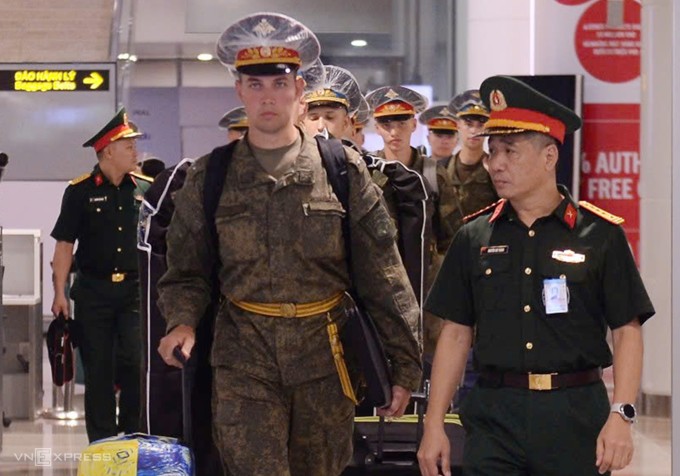 Các quân nhân Nga rời nhà ga T2 Nội Bài. Ảnh: Hồng Chiêu