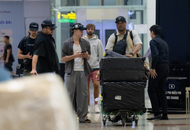 Fan đón rapper Kid Laroi đến Hà Nội