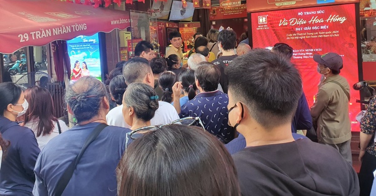 Phố vàng Hà Nội ngày 20/8: Người dân kéo đến mu...
