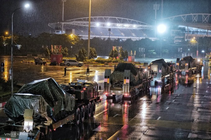 Khí tài từ Miếu Môn về trung tâm Thủ đô để chuẩn bị hợp luyện tại Quảng trường Ba Đình. Ảnh: Ngọc Thành