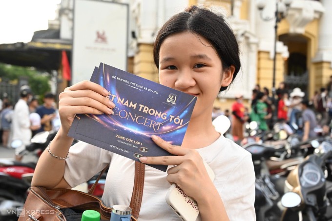 Thảo Vy, ở Gia Lâm, Hà Nội đứng ở những hàng đầu tiên, nhận được một cặp vé, sáng 20/8. Ảnh: Giang Huy