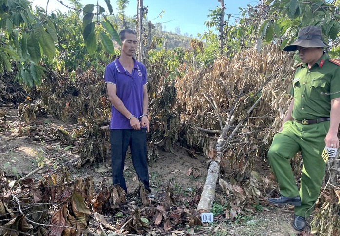 Ông Đặng Văn Thêm khi được đưa đến thực nghiệm hiện trường