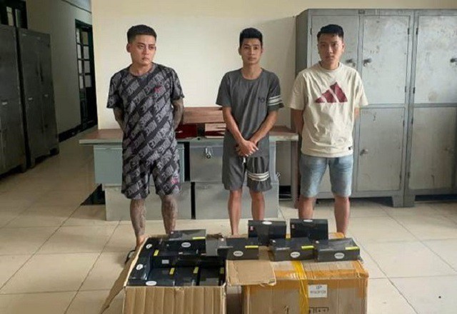 3 đối tượng bị khởi tố trong vụ trộm cắp 138 máy tính tại Cảng hàng không quốc tế Nội Bài. Ảnh: Công an Hà Nội.