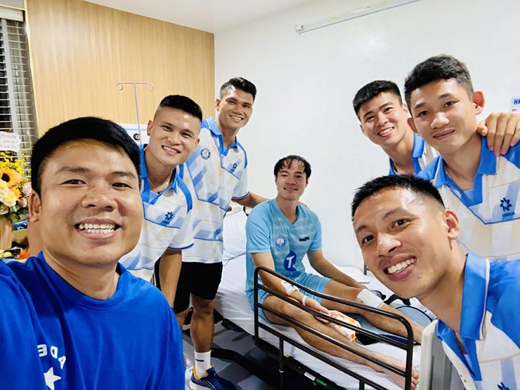 Văn Toàn vừa xuất viện về nhà nghỉ ngơi. Ảnh Minh Tuấn.