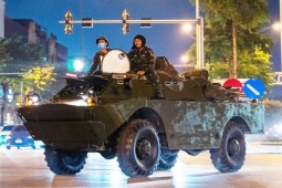 Tin tức trong ngày - Xe, pháo quân sự tiếp tục hành quân về trung tâm Hà Nội