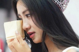 Hà Trúc Linh, Á hậu Châu Anh xúc động khi xem phim 'Mưa đỏ'