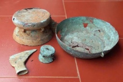 Một gia đình nông dân ở Phú Thọ đào được hai trống đồng niên đại trên 2.500 năm khi làm vườn