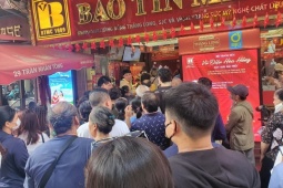 Kinh doanh - Phố vàng Hà Nội ngày 20/8: Người dân kéo đến mua bán đông như hội, cửa hàng “đuổi bớt” khách