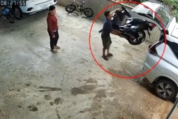 Clip: Người đàn ông nhấc bổng xe máy bỏ vào cốp ô tô khiến ai cũng ngơ ngác