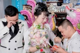 Cô dâu òa khóc khi anh trai bị bệnh Down tặng vàng cưới, dặn ‘đừng rửa bát nhiều’