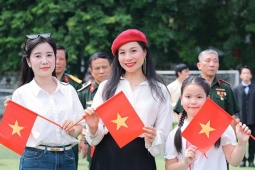 Thầy trò hát 'Viết tiếp câu chuyện hòa bình' bằng 13 thứ tiếng