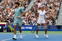 Alcaraz ghi điểm tennis không tưởng, Raducanu "há hốc mồm" kinh ngạc