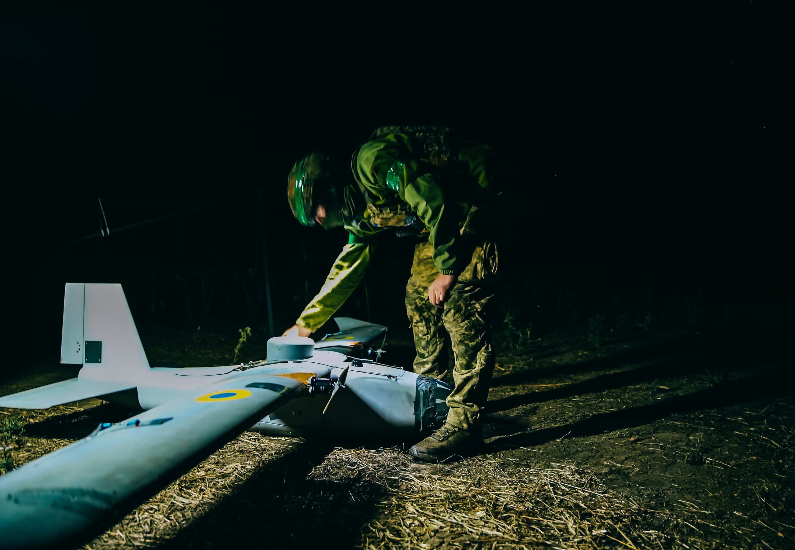 Lính Ukraine chuẩn bị phóng UAV trong đêm (ảnh: Guardian)