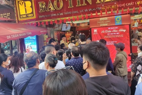 Phố vàng Hà Nội ngày 20/8: Người dân kéo đến mua bán đông như hội, cửa hàng “đuổi bớt” khách