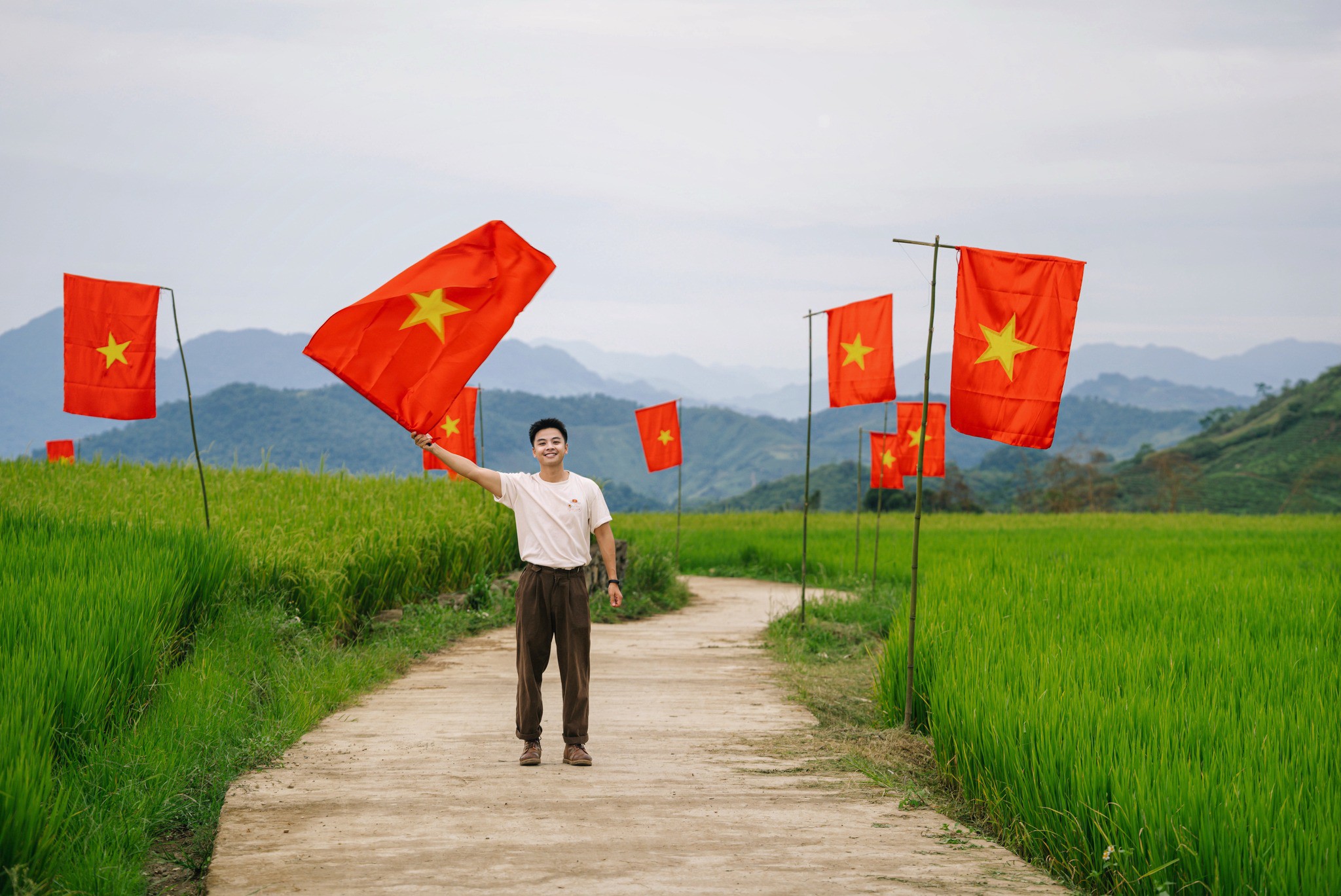 Con đường rực rỡ cờ đỏ sao vàng giữa cánh đồng lúa Suối Lìn - 5