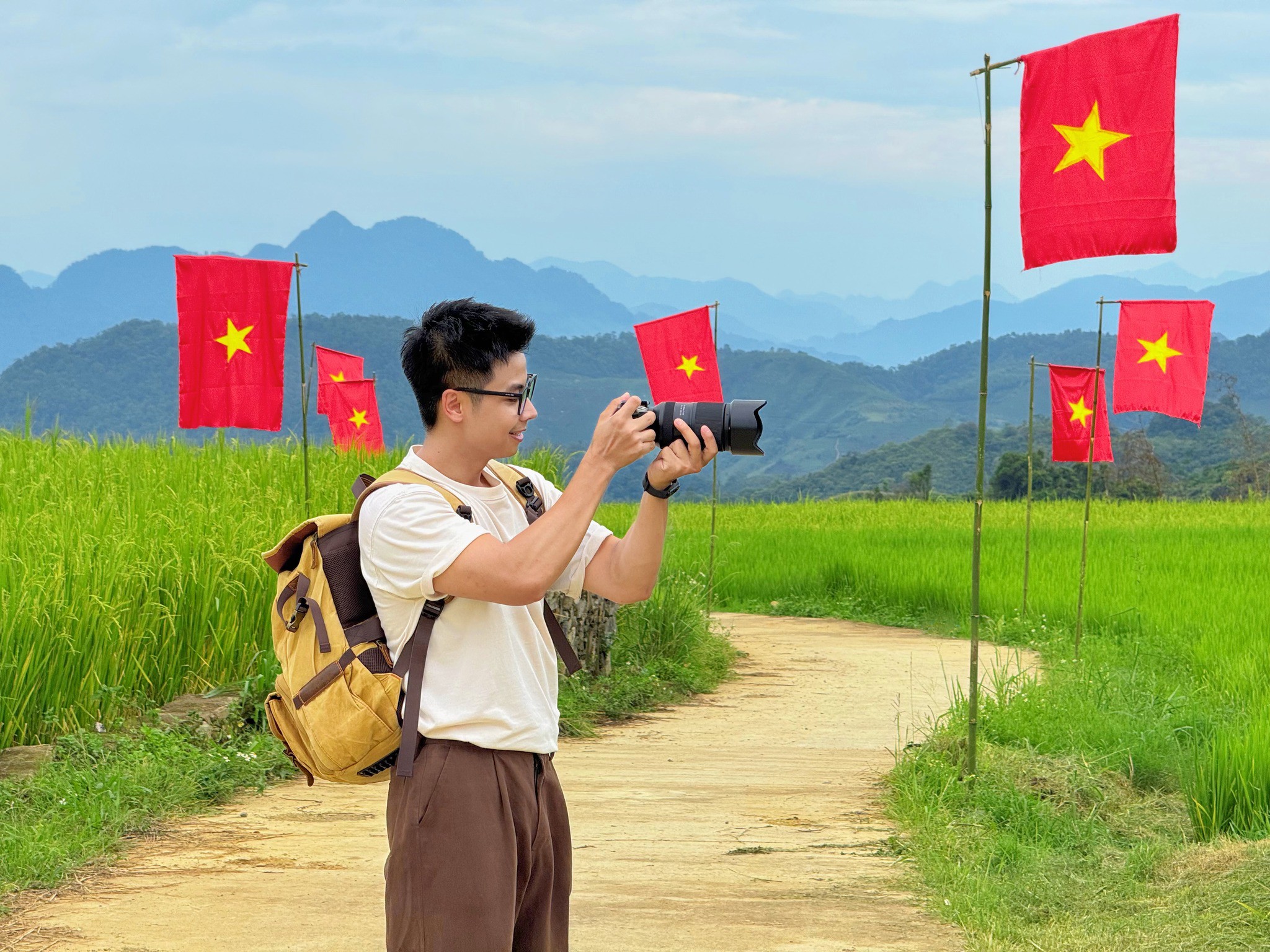Con đường rực rỡ cờ đỏ sao vàng giữa cánh đồng lúa Suối Lìn - 6