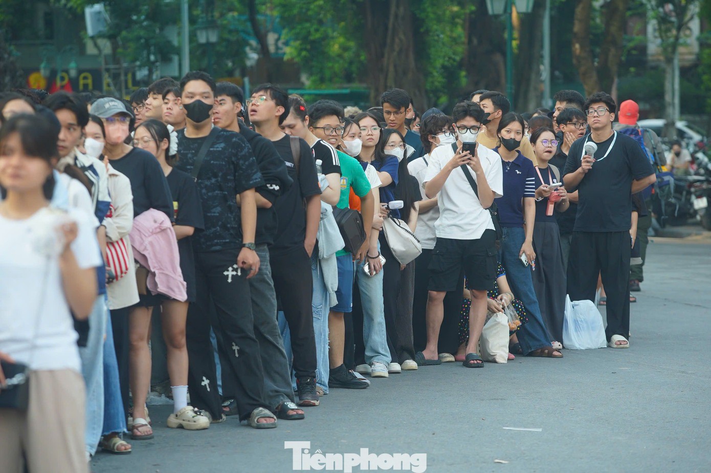 Hàng người xếp hàng dài từ cổng Nhà hát Lớn Hà Nội đến tận ngã tư Tràng Tiền - Lê Thánh Tông.