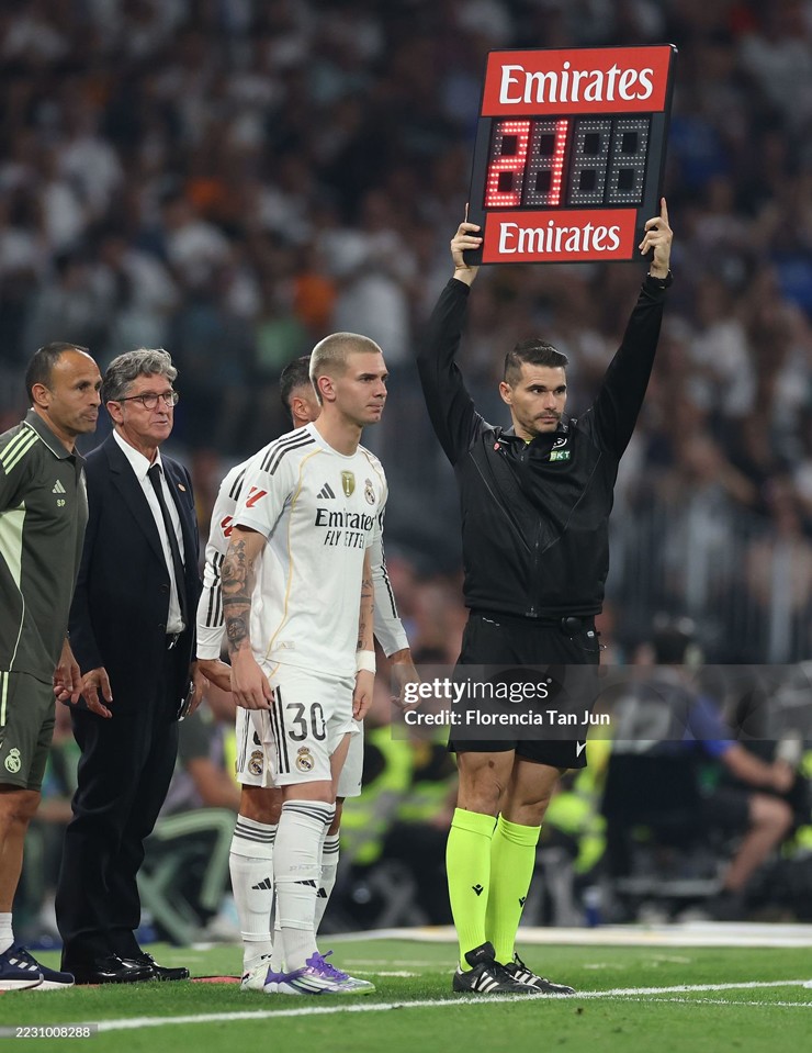 Mastantuono vào sân ở phút 68 và được các "Madridista" nhiệt liệt vỗ tay chào đón