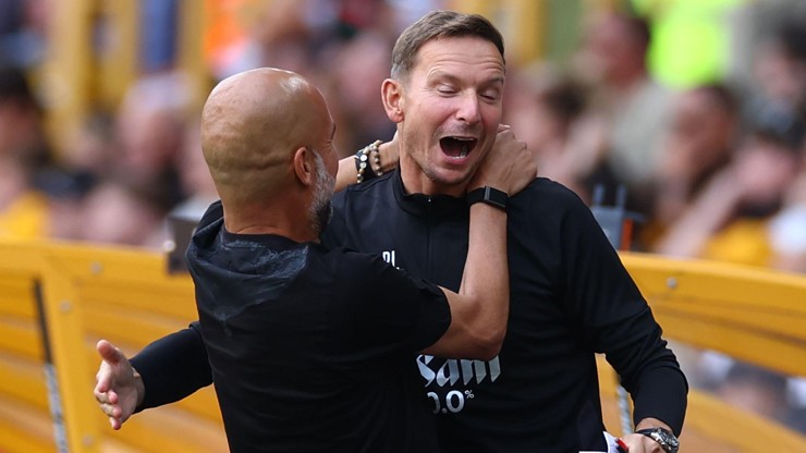 Guardiola ăn mừng cùng Lijnders trong trận thắng Wolves.
