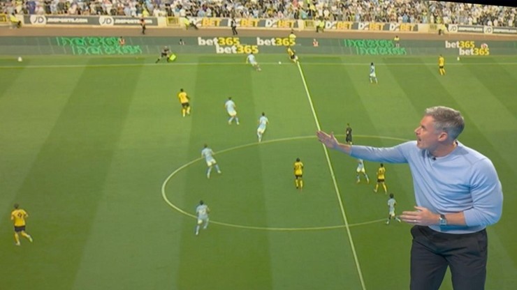 Carragher phân tích hàng phòng ngự dâng cao của Man City.