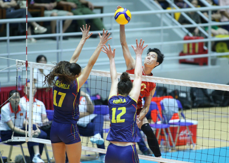 HLV Phạm Văn Long khẳng định Bích Tuyền (áo đỏ) là "50% sức mạnh" tuyển Việt Nam