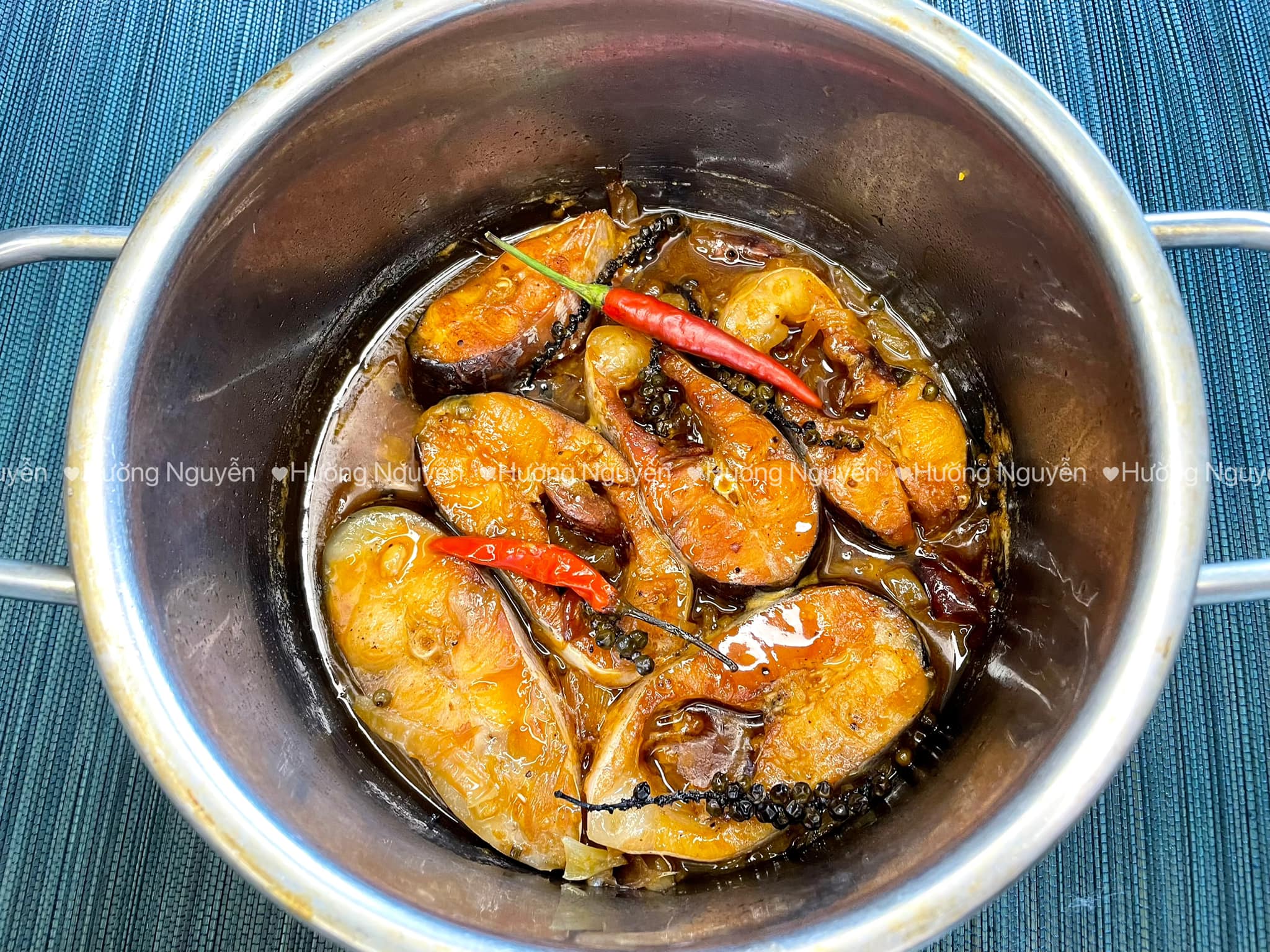 Kho tới khi nước gần cạn cho thêm hành lá vào là hoàn thành.