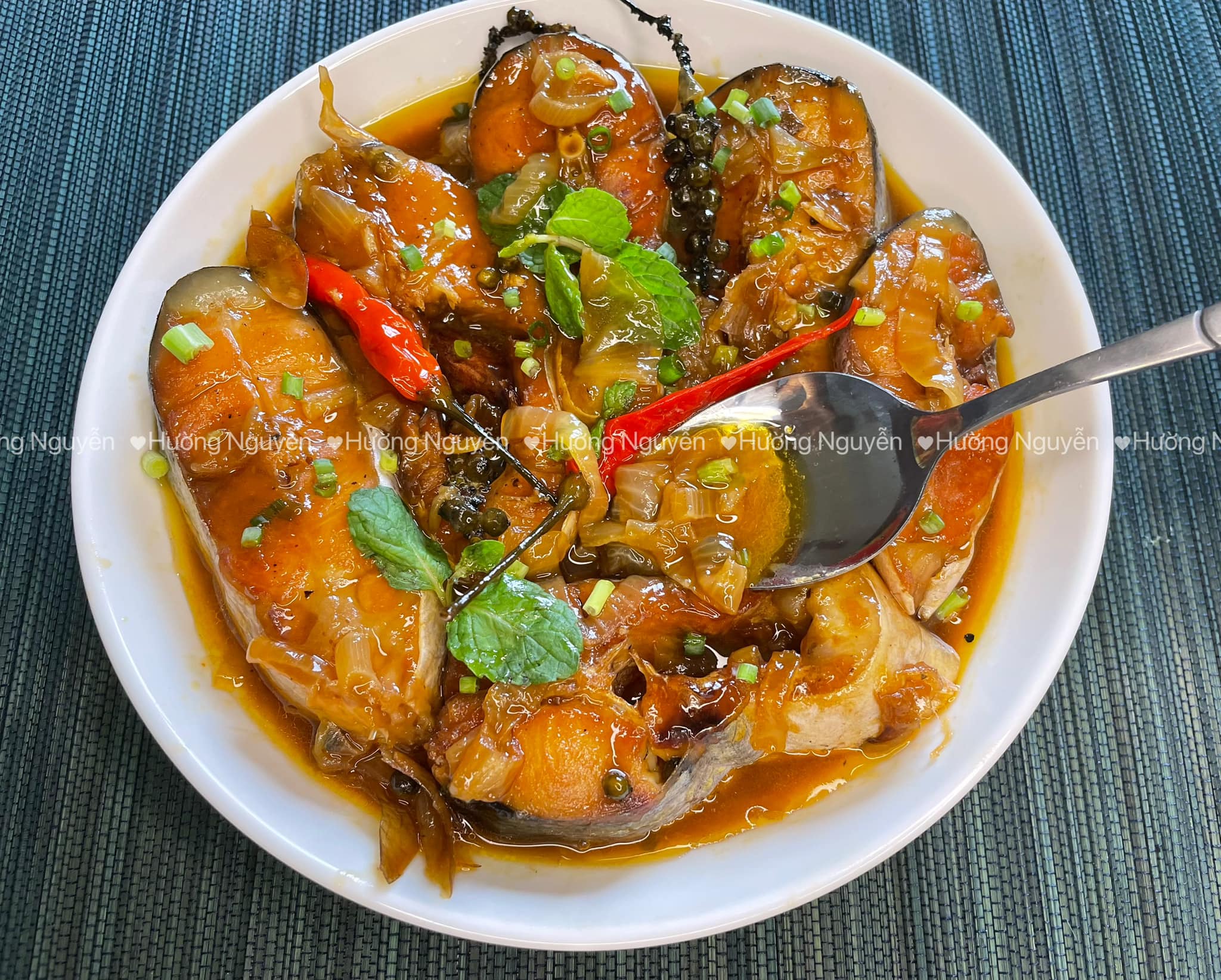 Cá ba sa béo ngậy, quyện trong phần nước sốt sánh đậm đà.