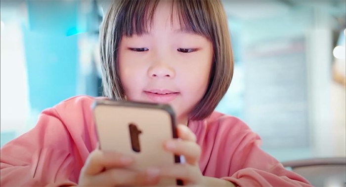 Nhiều phụ huynh hối hận vì đã không kiểm soát việc sử dụng điện thoại của con (Ảnh minh họa)