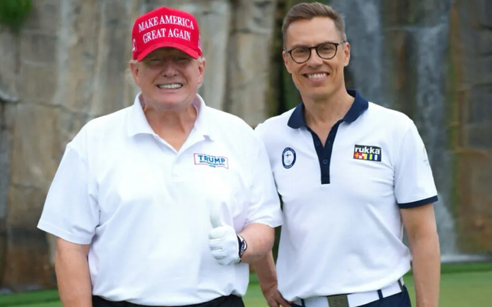 Ông Stubb và ông Trump chụp ảnh chung khi cùng nhau chơi golf. Ảnh: Telegraph.