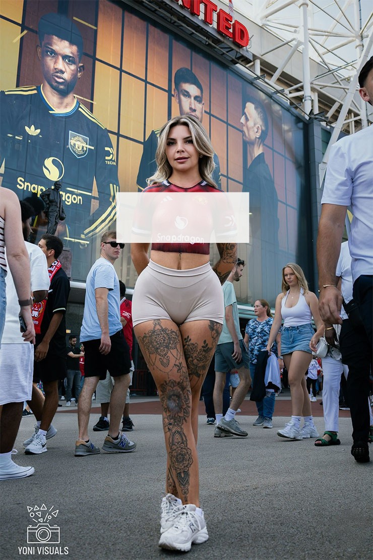 Shania Howard ăn mặc hở hang khi đến sân Old Trafford