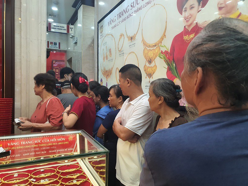 Cửa hàng chật kín khách, hầu như không còn lối đi lại.