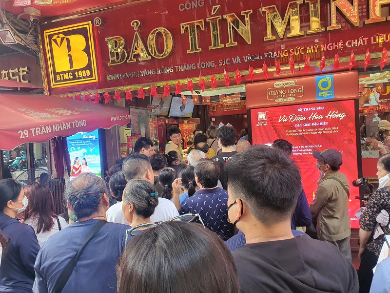 Cảnh tượng mua bán đông đúc, nhộn nhịp trên phố vàng Hà Nội trong sáng nay.