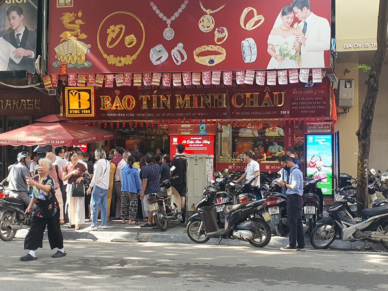 Nhiều người đến muộn 30 phút so với giờ mở bán phải ngậm ngùi ra về vì cửa hàng không nhận thêm khách.