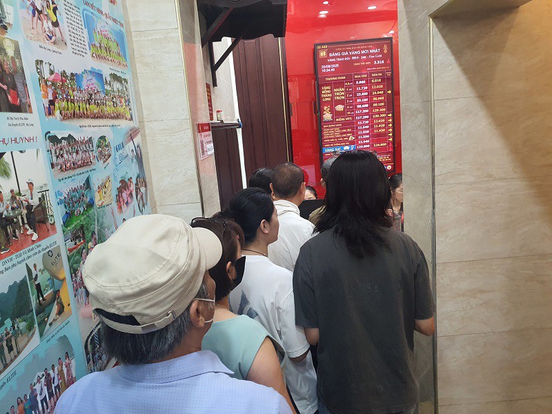 Để mua được 1 chỉ vàng, nhiều người phải xếp hàng chờ từ 1-3 giờ mới đến lượt.