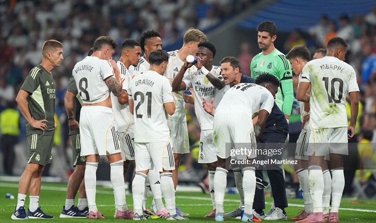 HLV Alonso tranh thủ thời gian nghỉ tiếp nước để chỉ đạo quyết liệt các học trò