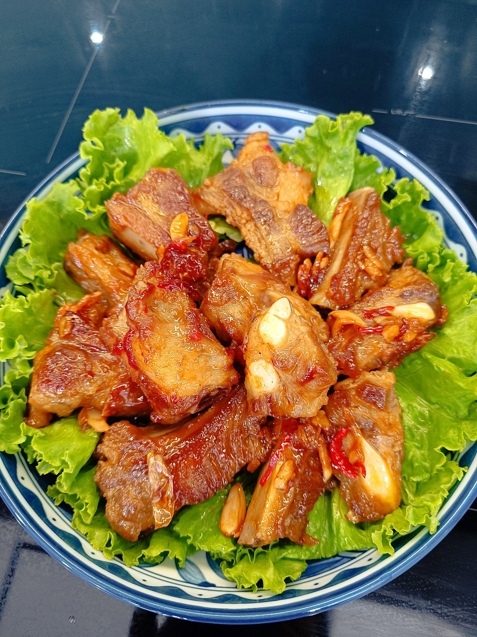 Sườn làm cách này thịt chín mềm mọng, không bị khô, quyện trong nước sốt đậm đà, ngon tuyệt vời.