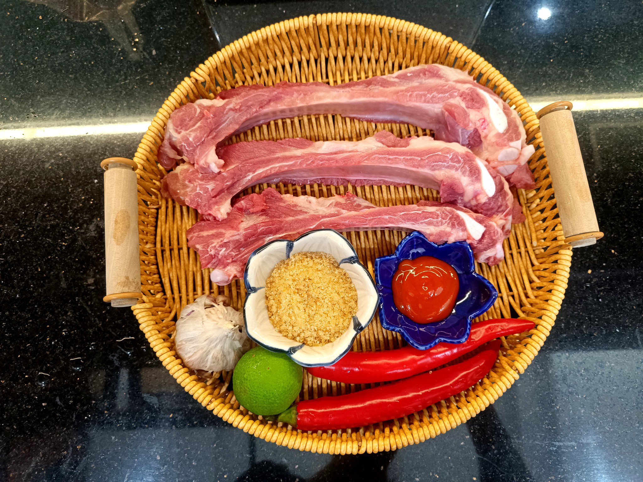 Rửa sạch sườn bằng muối hoặc bột mì, chặt miếng vừa ăn.