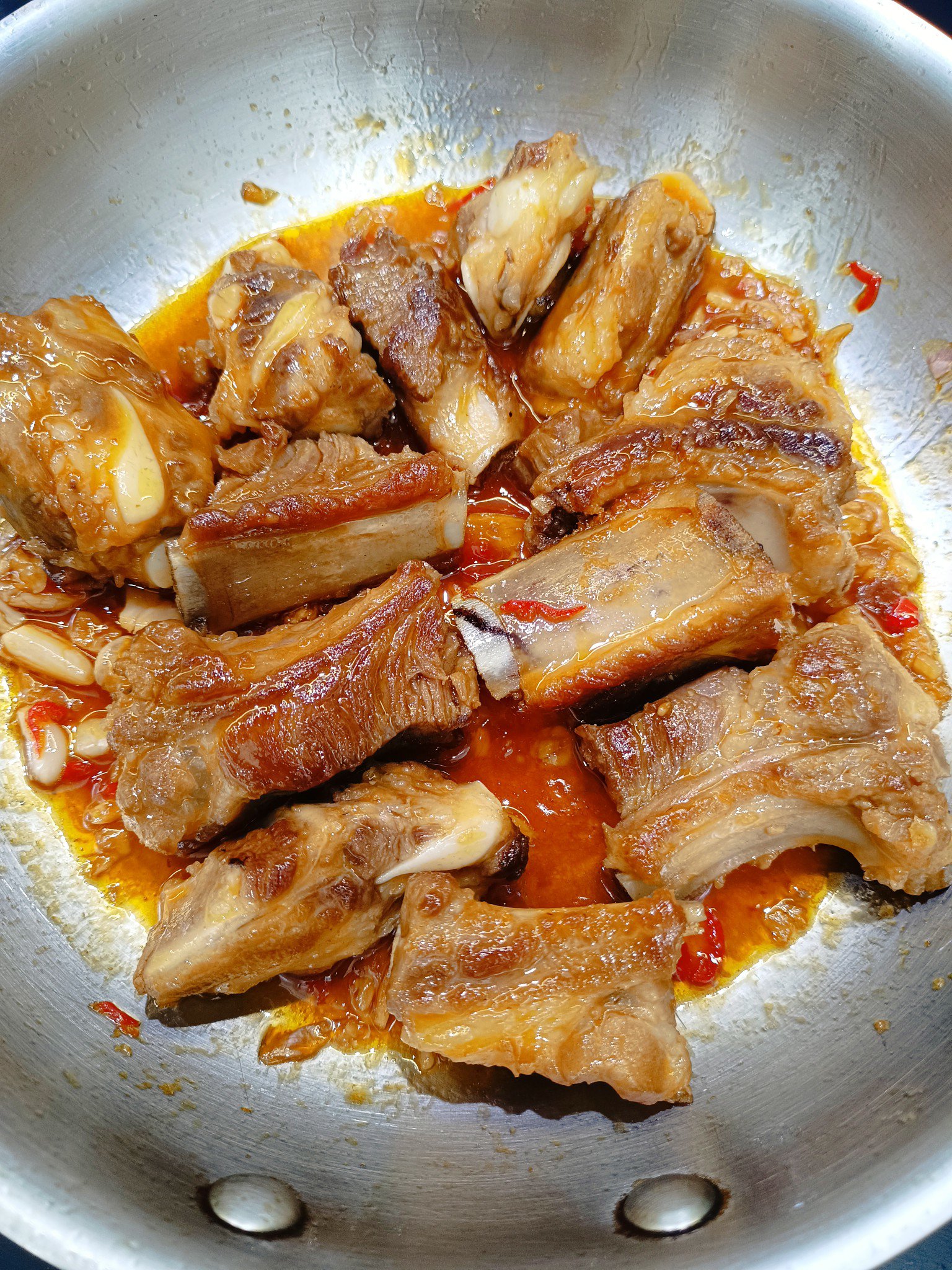 Pha hỗn hợp sốt theo tỉ lệ: 1 mắm, 1 đường, 1/2chanh, 1 tương ớt, 4 nước lọc, tỏi và ớt sừng bằm nhỏ. Tùy vào lượng sườn để gia giảm cho vừa miệng. Đem ướp với sườn vừa chiên&nbsp;trong khoảng 30 phút. Sau đó rim ở lửa nhỏ, đến khi cạn nước, thỉnh&nbsp;thoảng đảo hai đều hai mặt cho miếng sườn ngấm đều gia vị.
