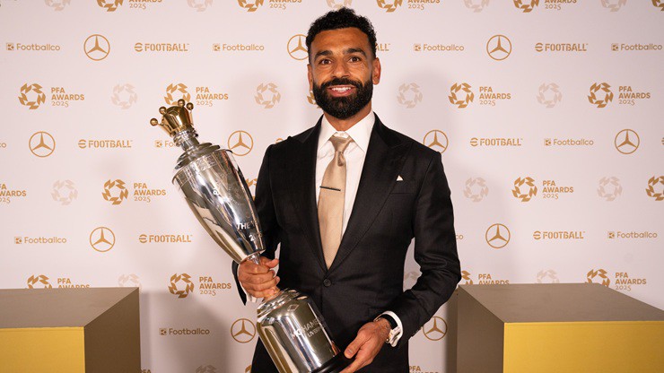 Salah vừa giành giải "Cầu thủ xuất sắc nhất năm của PFA",&nbsp;trở thành cầu thủ đầu tiên trong lịch sử 3&nbsp;lần nhận danh hiệu cao quý này