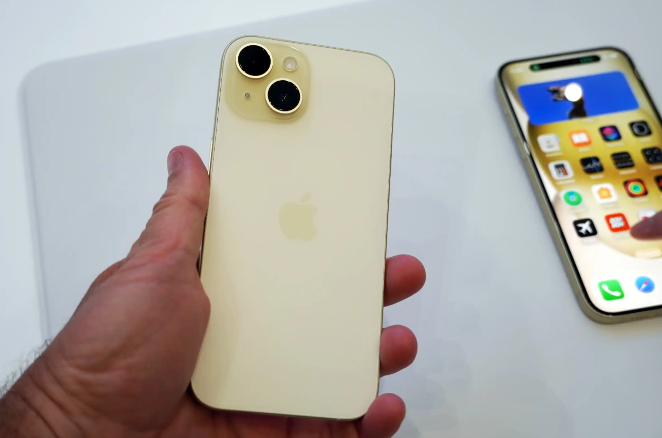 iPhone 15.