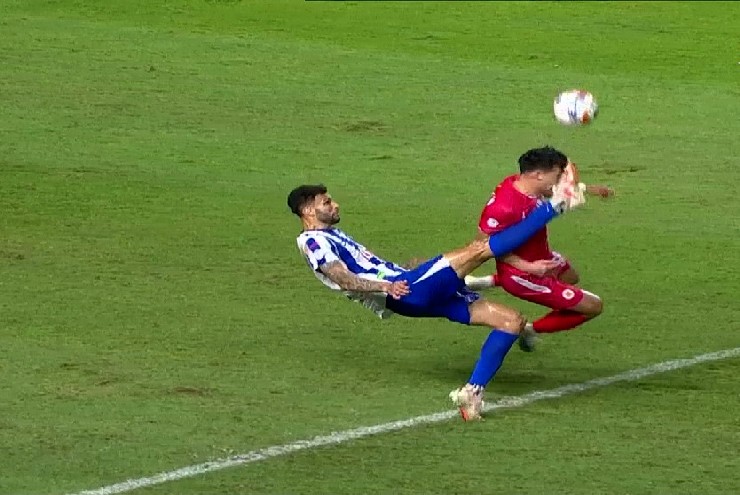 Fornazari thực hiện pha xử lý cao chân nguy hiểm với Việt Anh